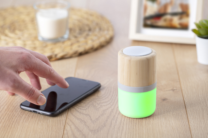 Plastic and bamboo wireless speaker 674852_lif